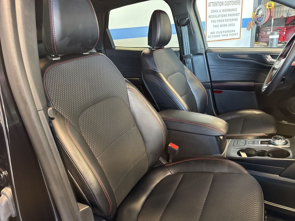 2025 Ford Escape ST-Line AWD w/ BLIS