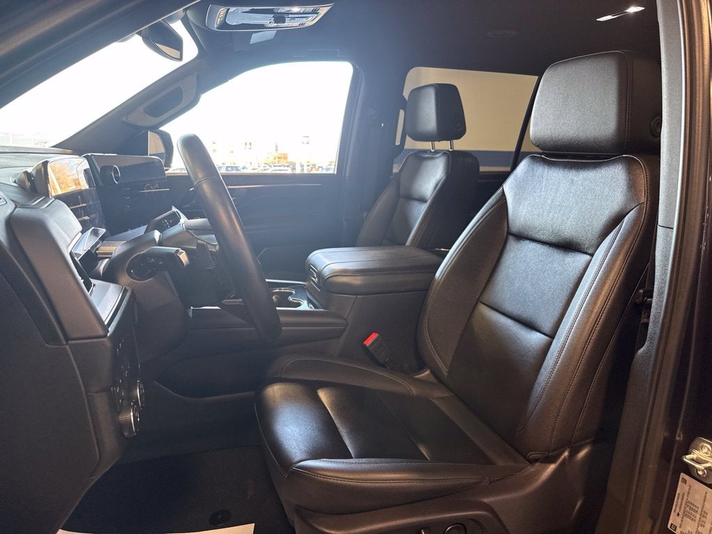 2026 Chevrolet Suburban LT Luxury Comfort Pkg w/ Center Buckets