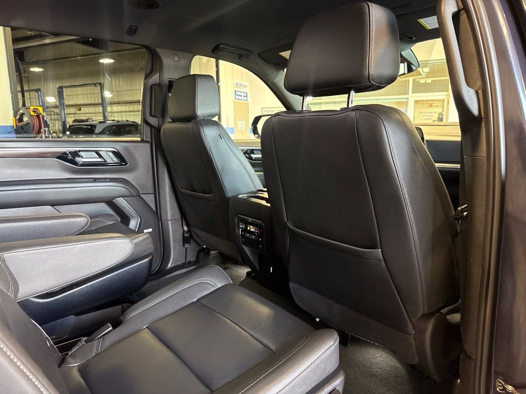 2026 Chevrolet Suburban LT Luxury Comfort Pkg w/ Center Buckets
