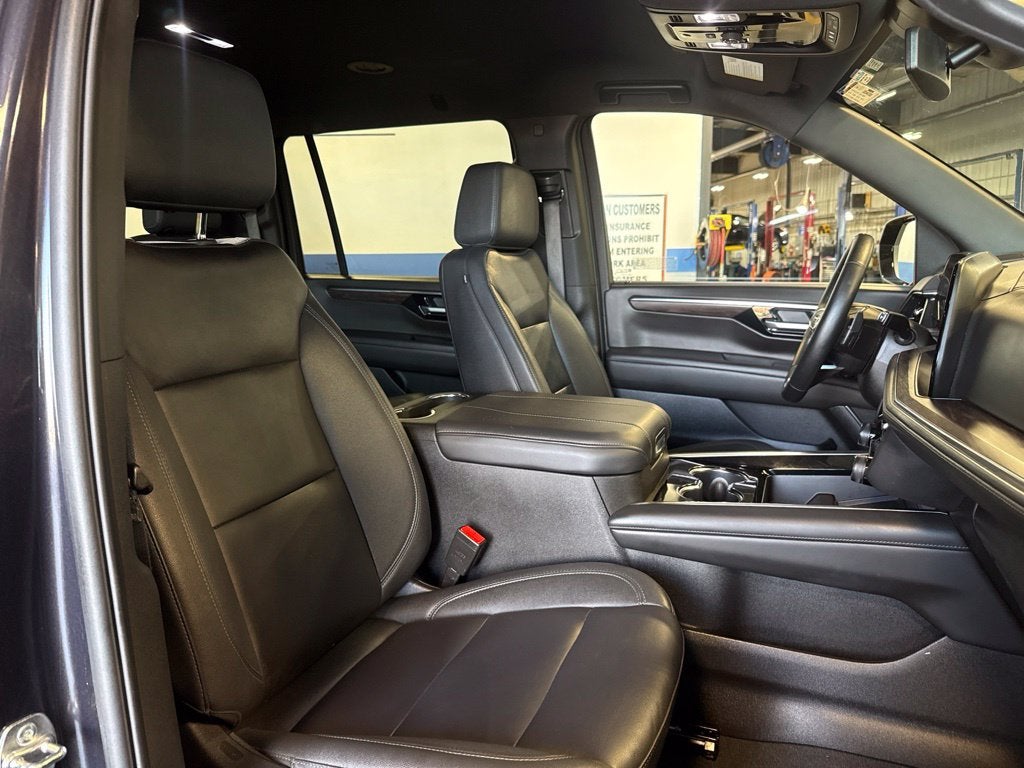 2026 Chevrolet Suburban LT Luxury Comfort Pkg w/ Center Buckets
