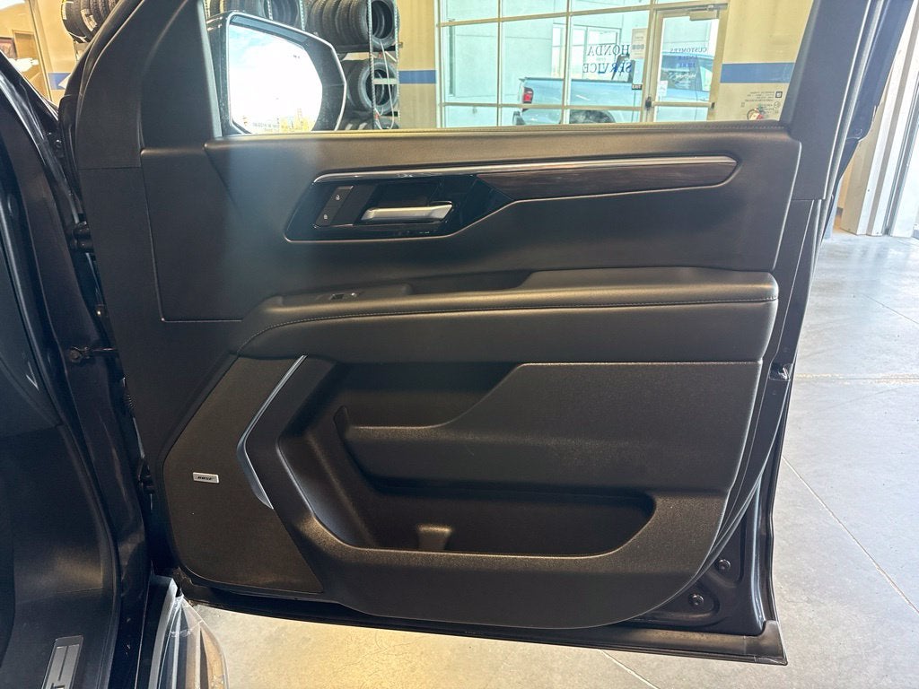2026 Chevrolet Suburban LT Luxury Comfort Pkg w/ Center Buckets