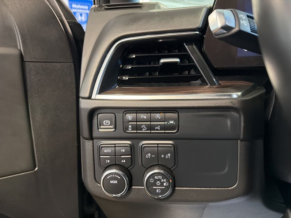 2025 Chevrolet Suburban Z71 w/ Nav & Adaptive Cruise