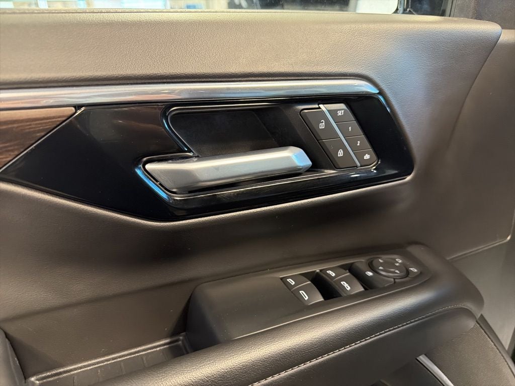 2025 Chevrolet Suburban Z71 w/ Nav & Adaptive Cruise