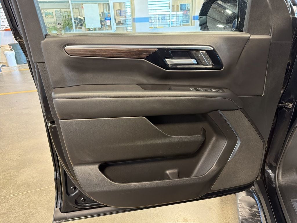 2025 Chevrolet Suburban Z71 w/ Nav & Adaptive Cruise