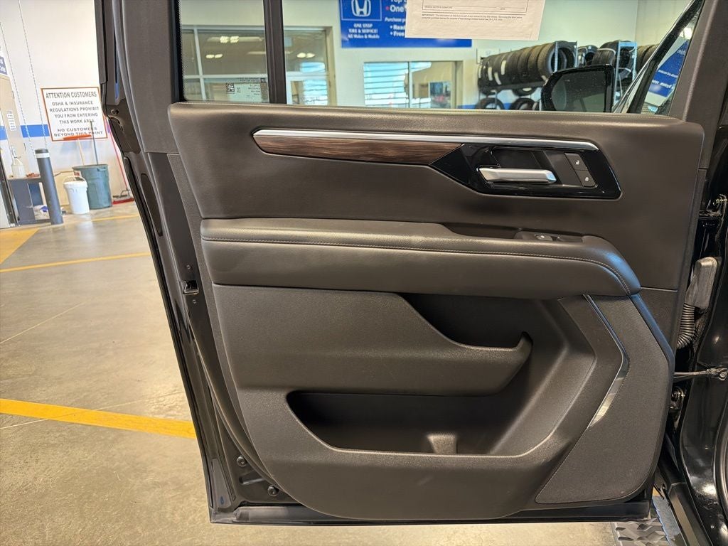 2025 Chevrolet Suburban Z71 w/ Nav & Adaptive Cruise