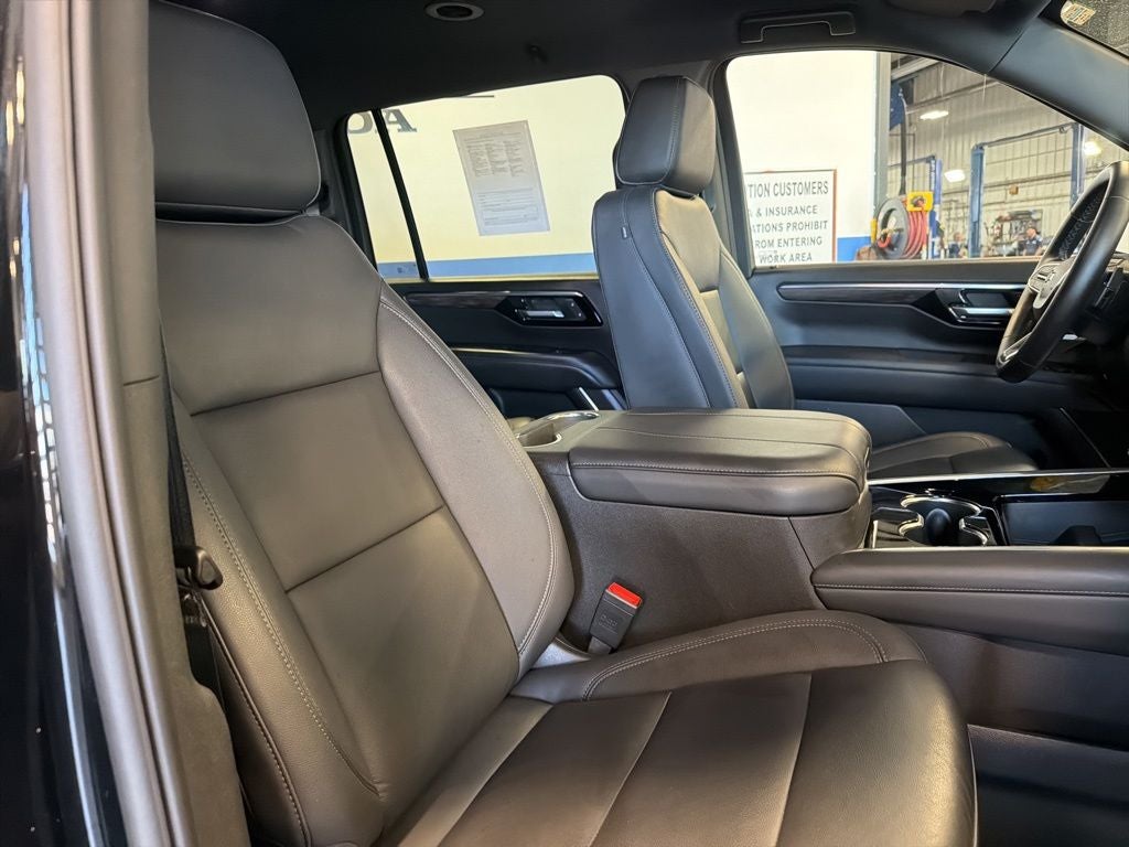 2025 Chevrolet Suburban Z71 w/ Nav & Adaptive Cruise