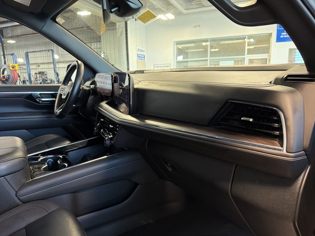 2025 Chevrolet Suburban Z71 w/ Nav & Adaptive Cruise