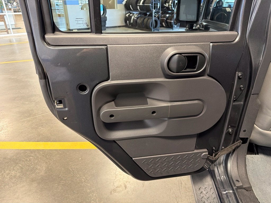 2010 Jeep Wrangler Unlimited Sahara 24G w/ Hardtop & Leather