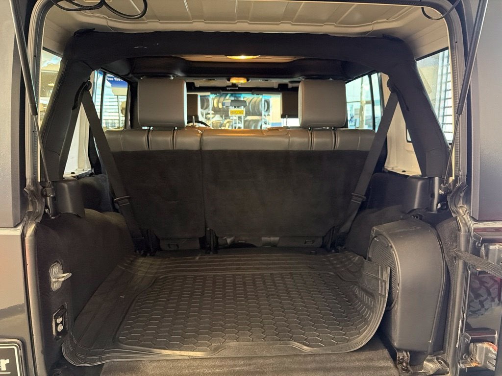 2010 Jeep Wrangler Unlimited Sahara 24G w/ Hardtop & Leather