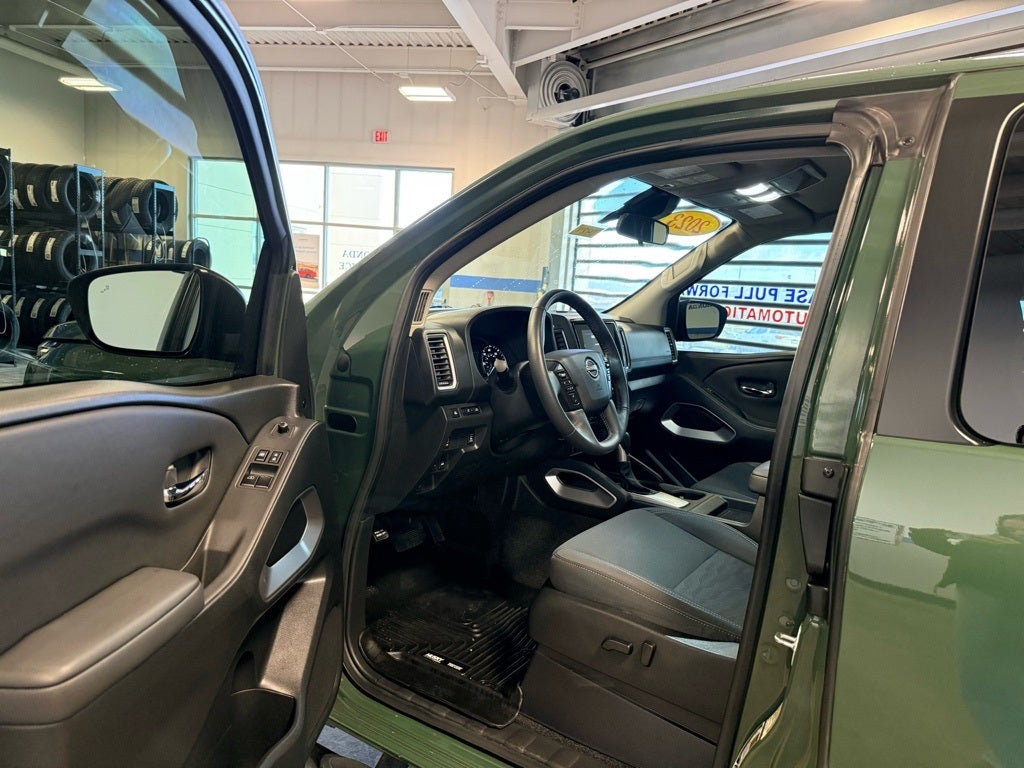 2023 Nissan Frontier SV V6 4x4 w/ Tech & Convenience Pkg
