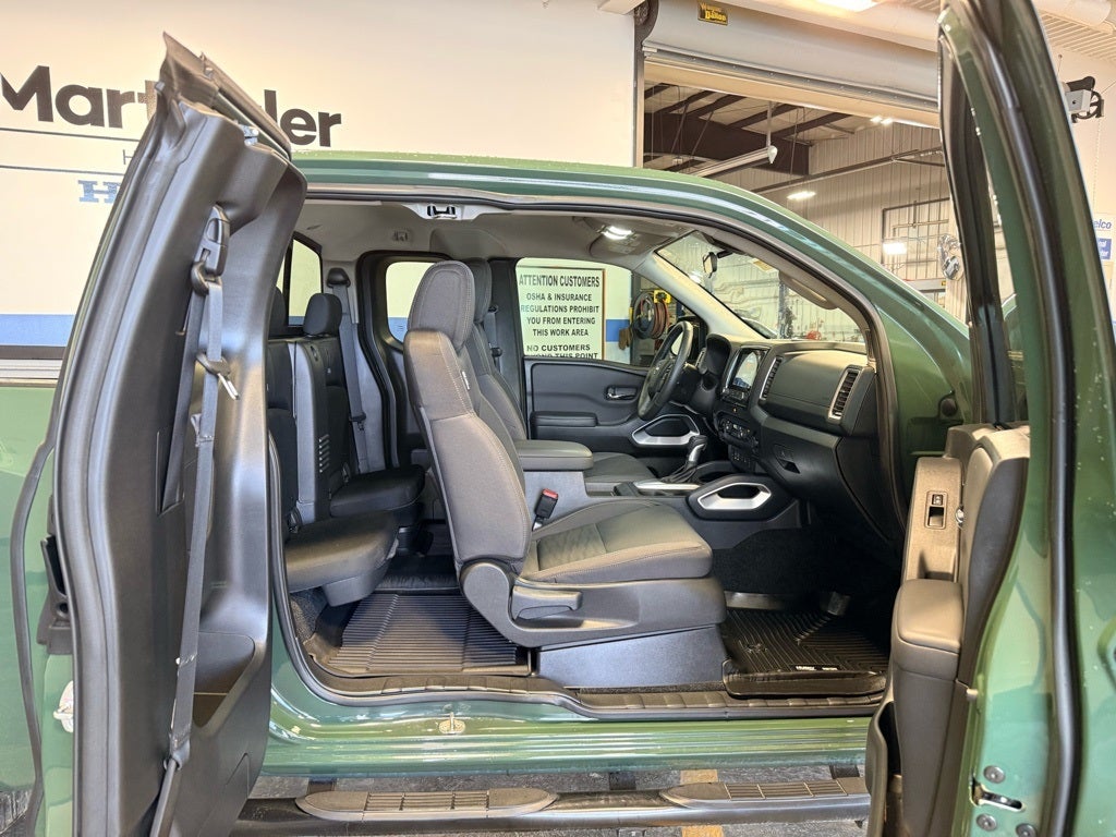 2023 Nissan Frontier SV V6 4x4 w/ Tech & Convenience Pkg