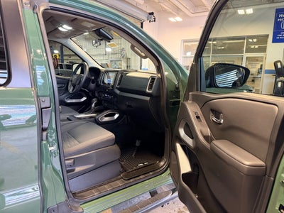 2023 Nissan Frontier SV V6 4x4 w/ Tech & Convenience Pkg