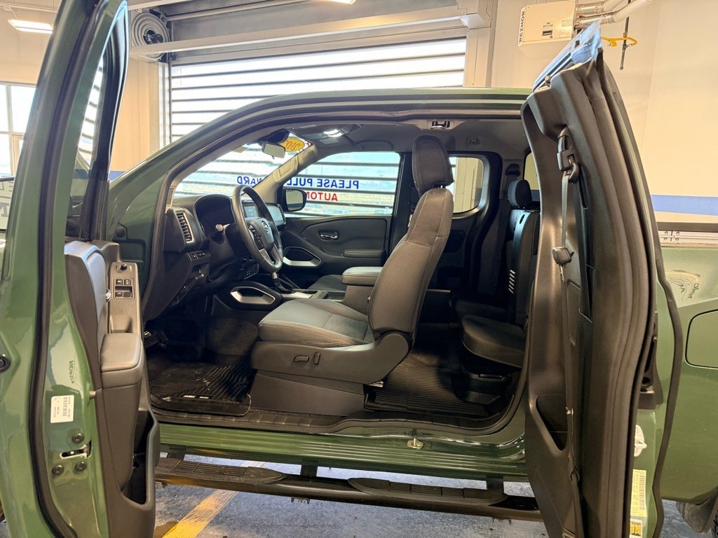 2023 Nissan Frontier SV V6 4x4 w/ Tech & Convenience Pkg