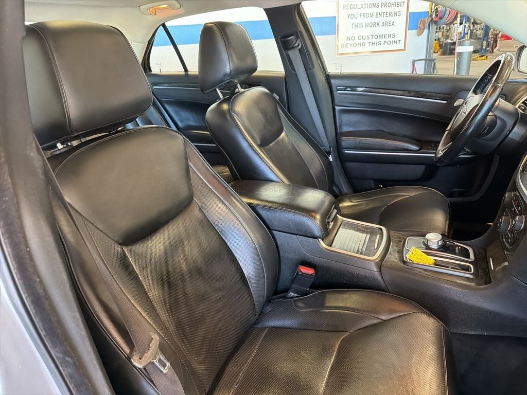 2018 Chrysler 300 Limited AWD w/ Nav & Panorama Roof