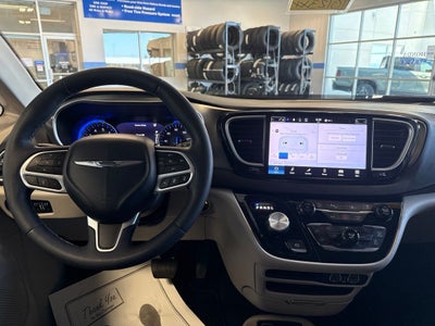 2024 Chrysler Pacifica Touring L w/ Adaptive Cruise