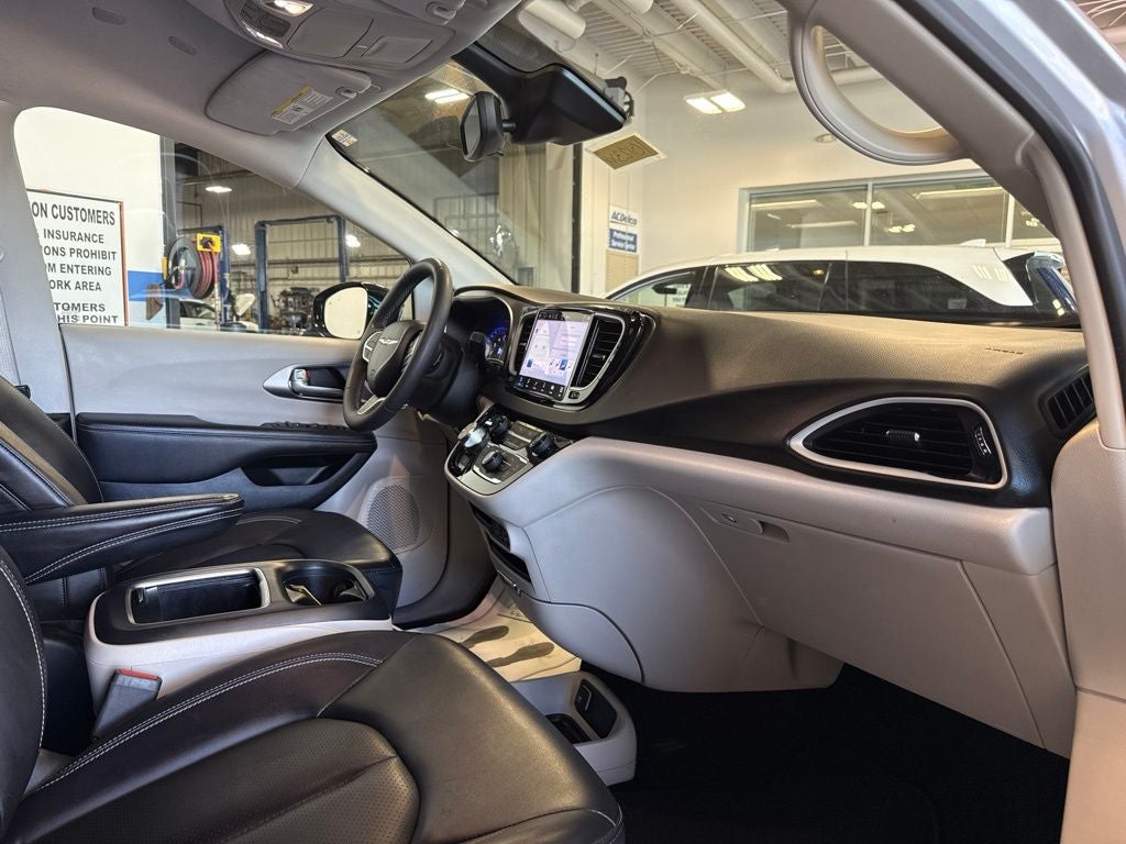 2024 Chrysler Pacifica Touring L w/ Adaptive Cruise