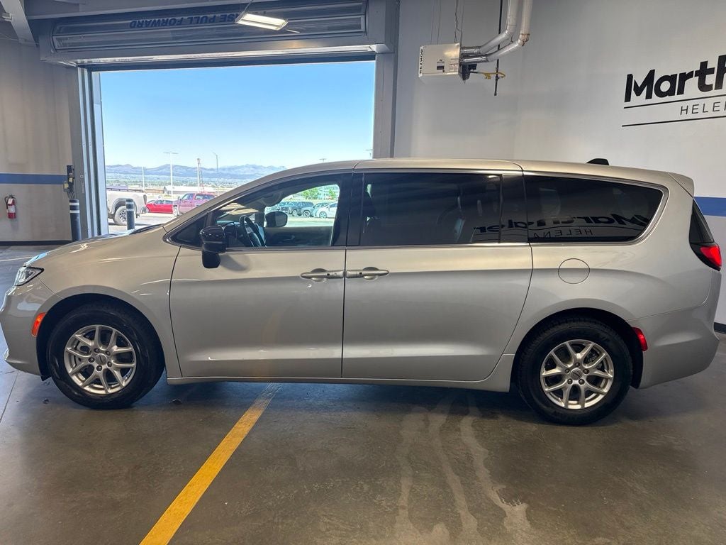 2024 Chrysler Pacifica Touring L w/ Adaptive Cruise