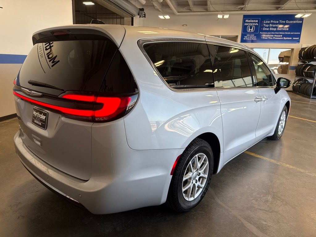 2024 Chrysler Pacifica Touring L w/ Adaptive Cruise