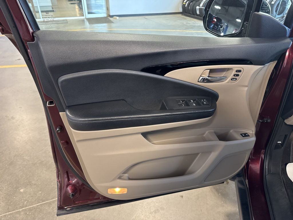 2016 Honda Pilot Touring w/ NAV