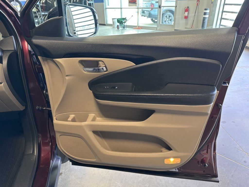 2016 Honda Pilot Touring w/ NAV