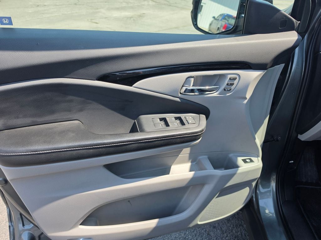 2017 Honda Ridgeline RTL-E w/ Nav & Moonroof