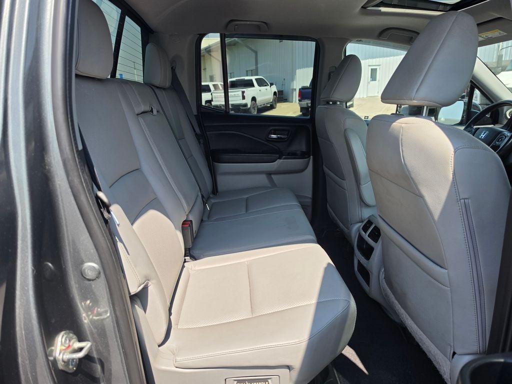 2017 Honda Ridgeline RTL-E w/ Nav & Moonroof