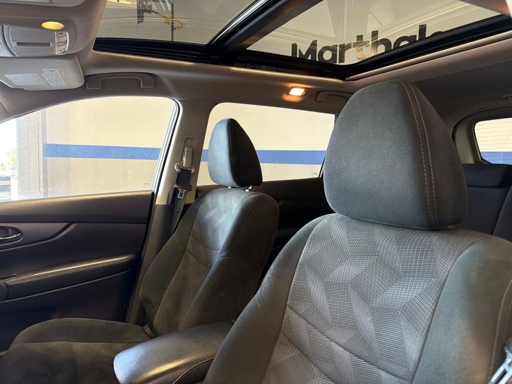 2016 Nissan Rogue SV Premium w/ Nav & Pano Roof